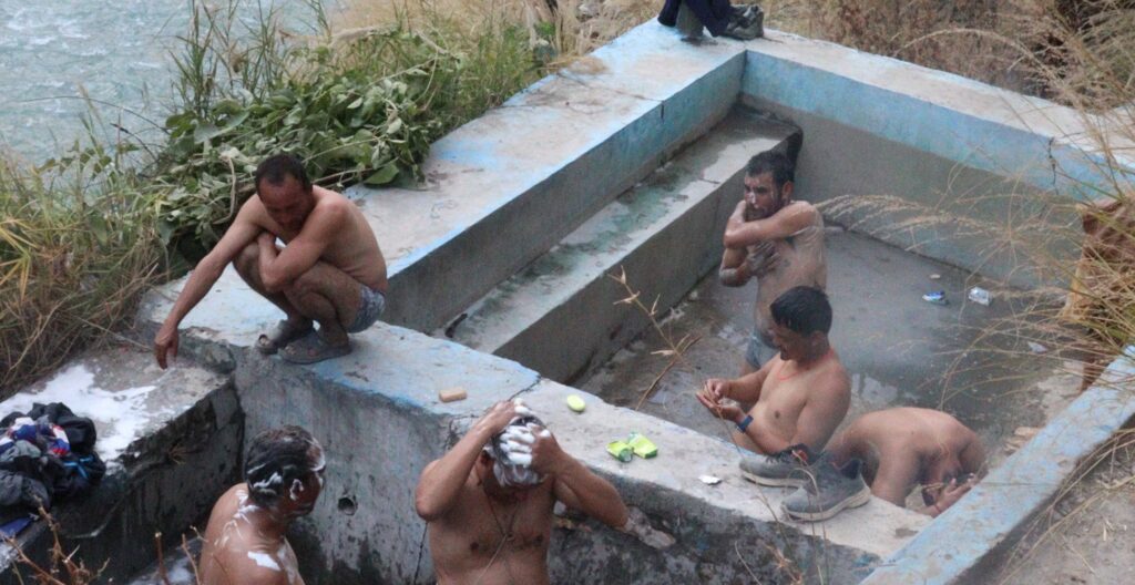 चिसो बढेपछि तातोपानीमा नुहाउन आउनेको भीड बढ्यो