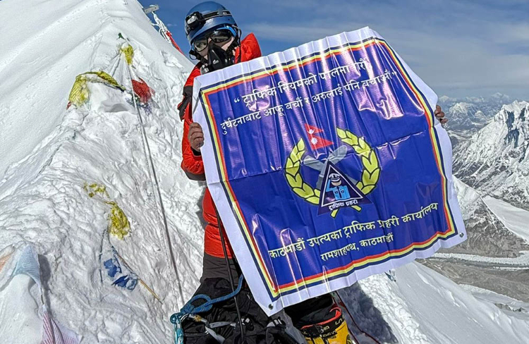 मकालु हिमालमा फहराइयो ट्राफिकको सन्देशमूलक ब्यानर
