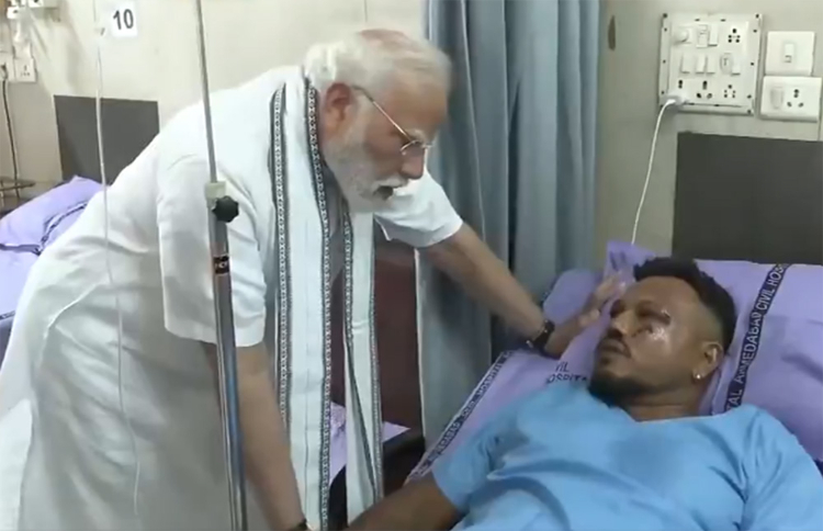 विमान दुर्घटनामा बचेका विश्वासलाई मोदीले भेटे विमान दुर्घटनामा बचेका विश्वासलाई मोदीले भेटे