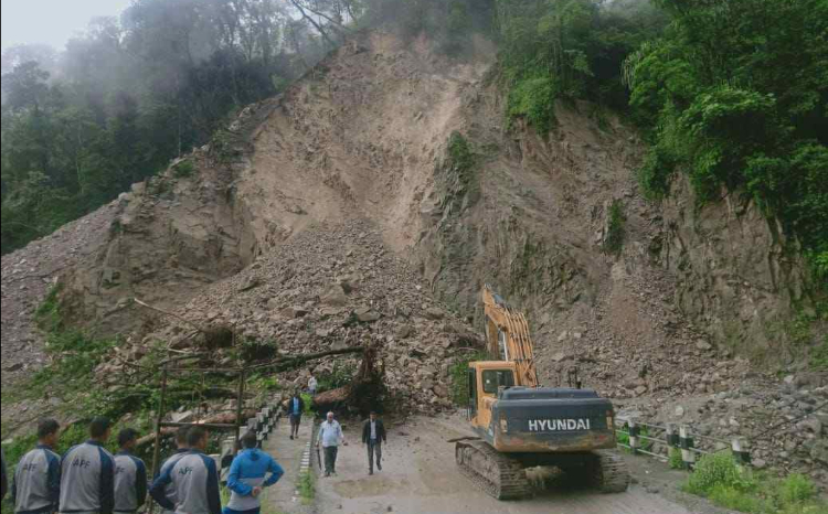 पहिरोले उत्तर-दक्षिण कोशी राजमार्ग अवरुद्ध