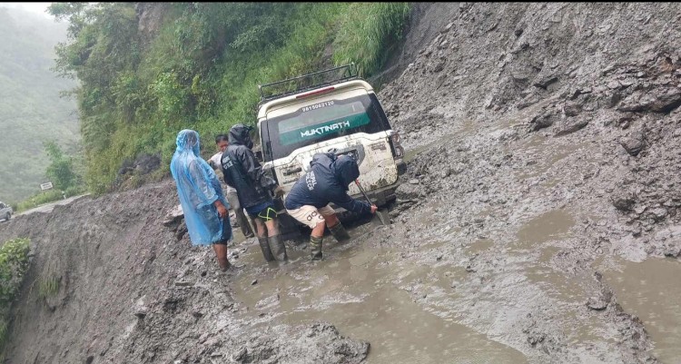 पहिरोले बेनी–जोमसोम सडकको यात्रा असहज बन्दै