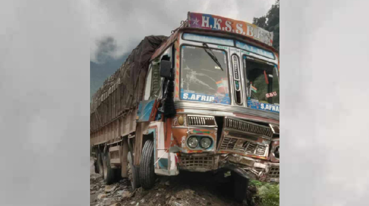 ट्रकमा ढुङ्गा खस्दा तीन जना घाइते