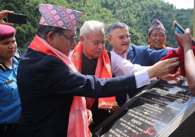 मन्त्री दाहाल र राजदूत श्रीवास्तवद्वारा हेवा खोला बेलिब्रिज उद्घाटन