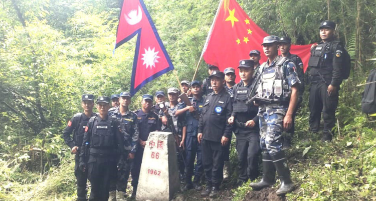 सशस्त्र प्रहरी र चिनियाँ प्रहरीको संयुक्त टोलीद्वारा सीमास्तम्भ निरीक्षण सशस्त्र प्रहरी र चिनियाँ प्रहरीको संयुक्त टोलीद्वारा सीमास्तम्भ निरीक्षण