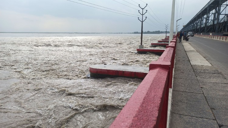सप्तकोसीमा पानीको बहाव बढ्दो, २८ ढोका खोलियो