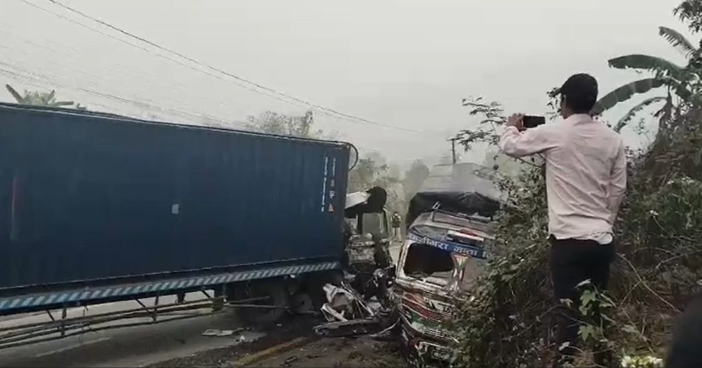 ट्रक र कन्टेनर ठोक्किँदा कन्टेनर चालकको मृत्यु