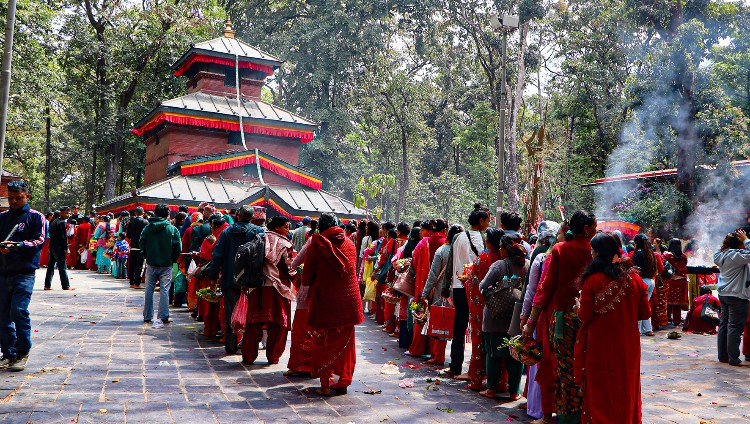 चैते दसैँमा कालिका मन्दिरमा भक्तजनको भीड