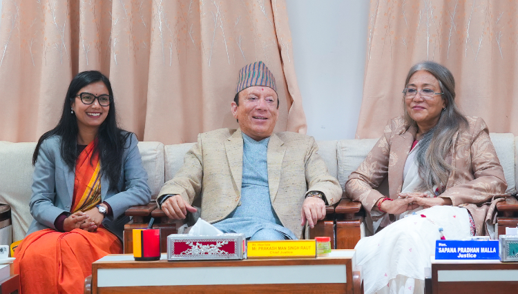 प्रधानन्यायाधीशसँग मन्त्री गौतमद्वारा शिष्टचार भेट